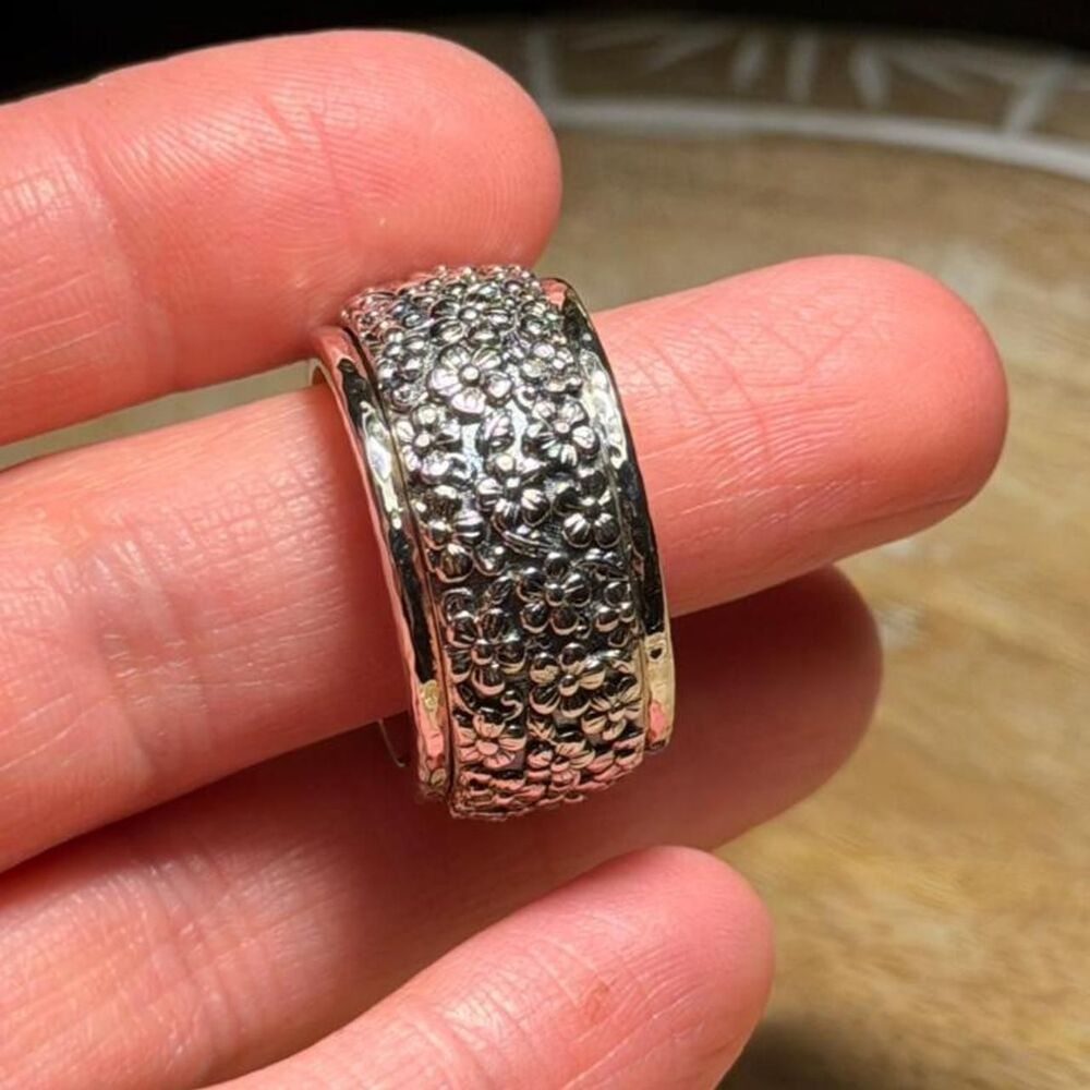 JAI by John Hardy Sterling Silver Artisan Floral Textured Spinner Ring - Picture 6 of 8